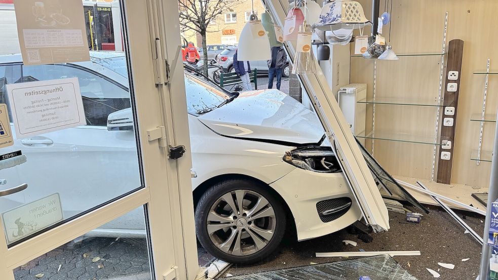 Ein 90-Jähriger verlor in Moordorf die Kontrolle über sein Auto. Foto: Holger Janssen