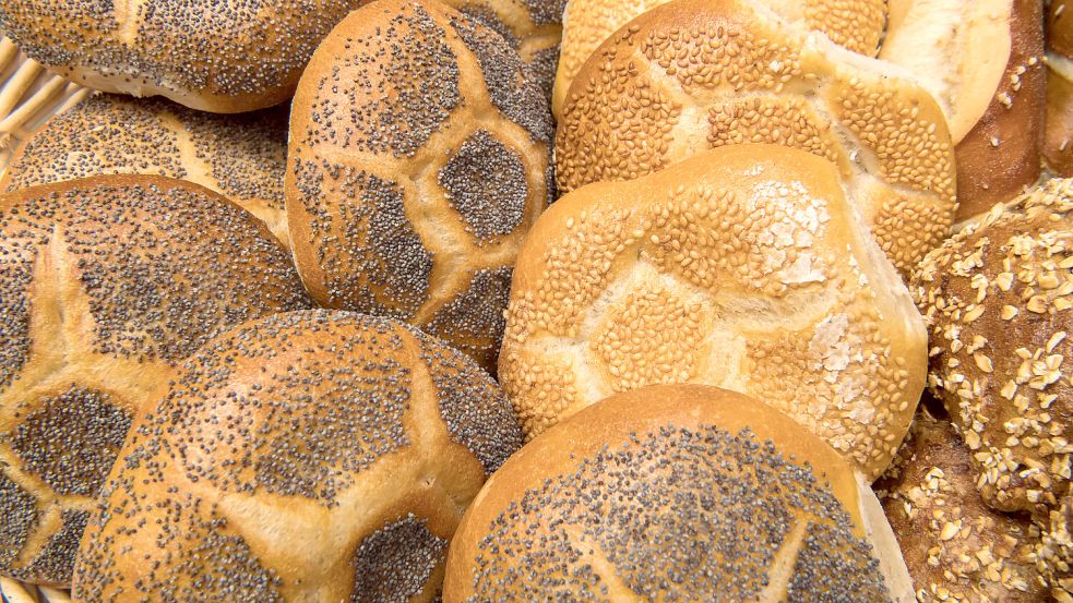 Frische Brötchen – wo gibt es die am Reformationstag? Symbolfoto: Peter Kneffel/dpa