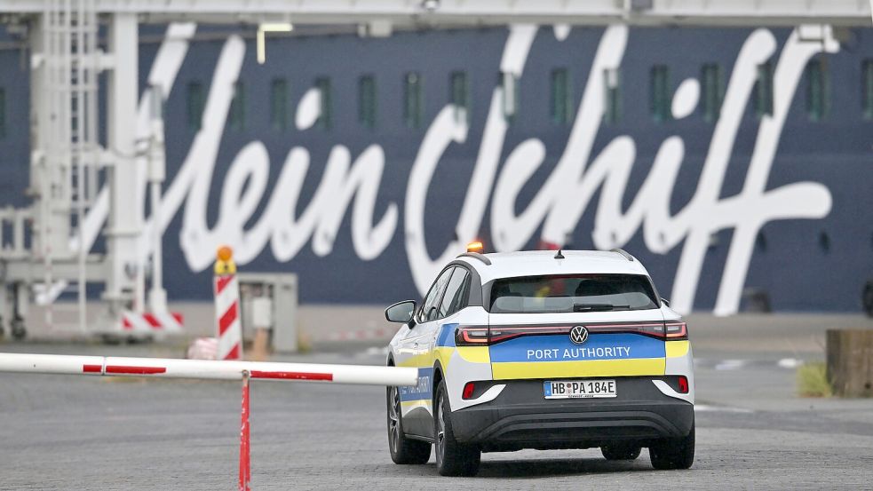Schwere Schäden stoppen die Reise der „Mein Schiff 3“: Nun ermittelt die Wasserschutzpolizei gegen den Kapitän. Foto: dpa/Sina Schuldt