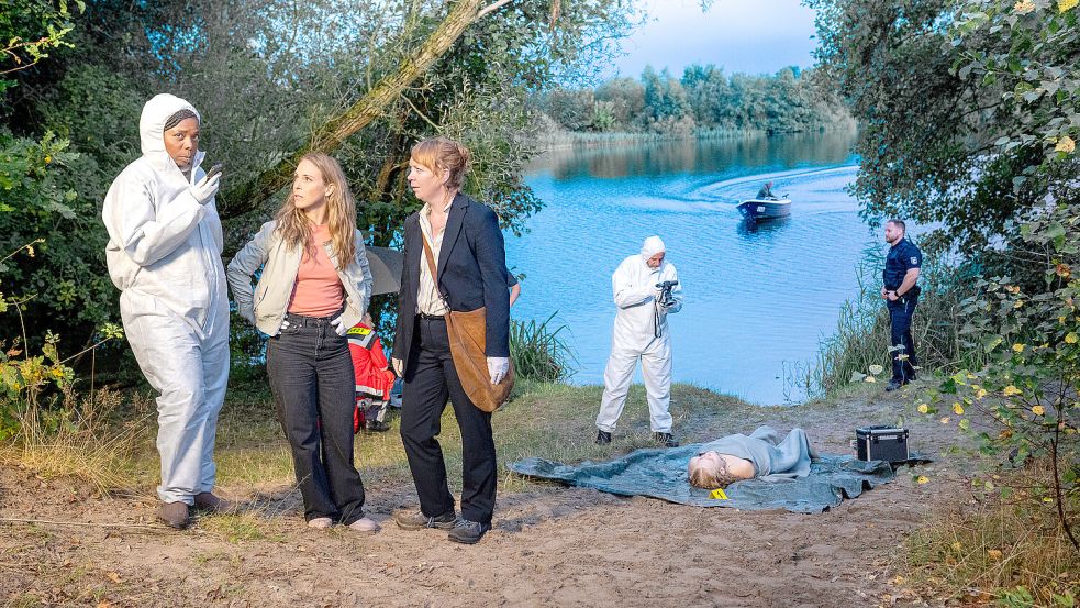 Das Ermittlerinnen-Team am Fundort: KTU-Chefin Maria (Dela Dabulamanzi, l.) und die Kommissarinnen Katrin König (Anneke Kim Sarnau) und Melly Böwe (Lina Beckmann, r.). Foto: Boris Laewen