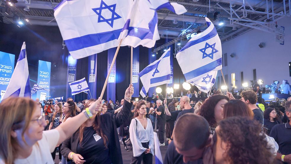 Anhänger feiern Gadi Eisenkot: Der Herausforderer von Premier Benjamin Netanjahu beansprucht die Bildung einer neuer Regierung für sich. Doch Netanjahus Likud bleibt die stärkste Partei nach der Wahl. Foto: IMAGO/Nir Keidar