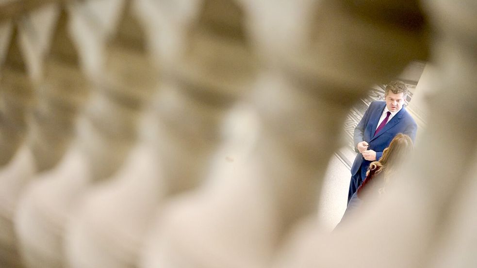 Wie isoliert ist Sachsen-Anhalts geschäftsführender Ministerpräsident Sven Schulze (CDU) in der eigenen Partei? (Archivfoto)  Foto: Sebastian Christoph Gollnow/dpa