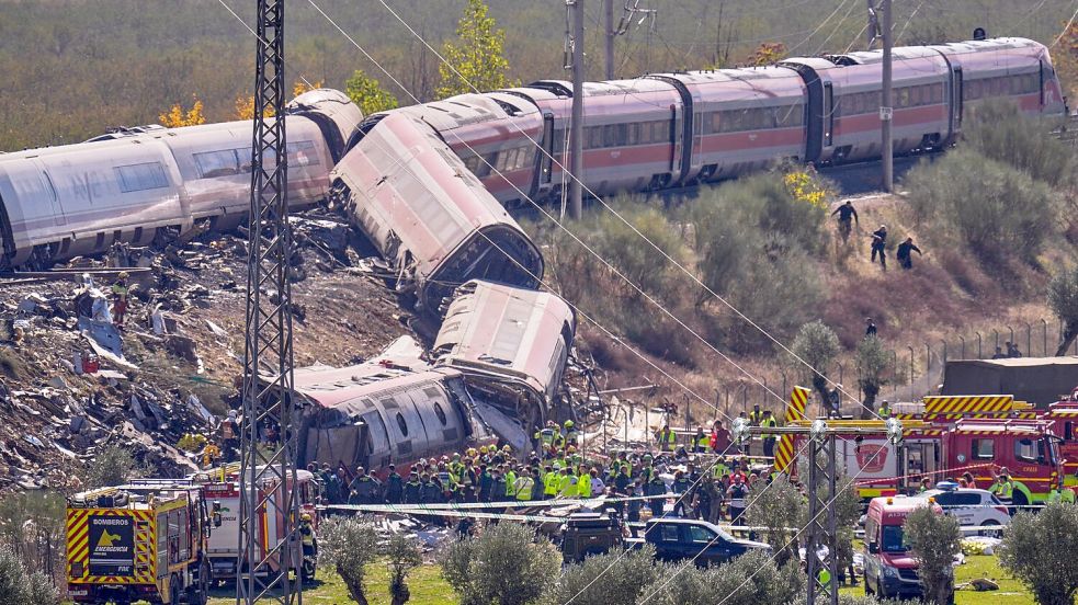 Bei den Rettungseinsätzen wurden auch Hubschrauber eingesetzt. Foto: Manu Fernandez/AP/dpa