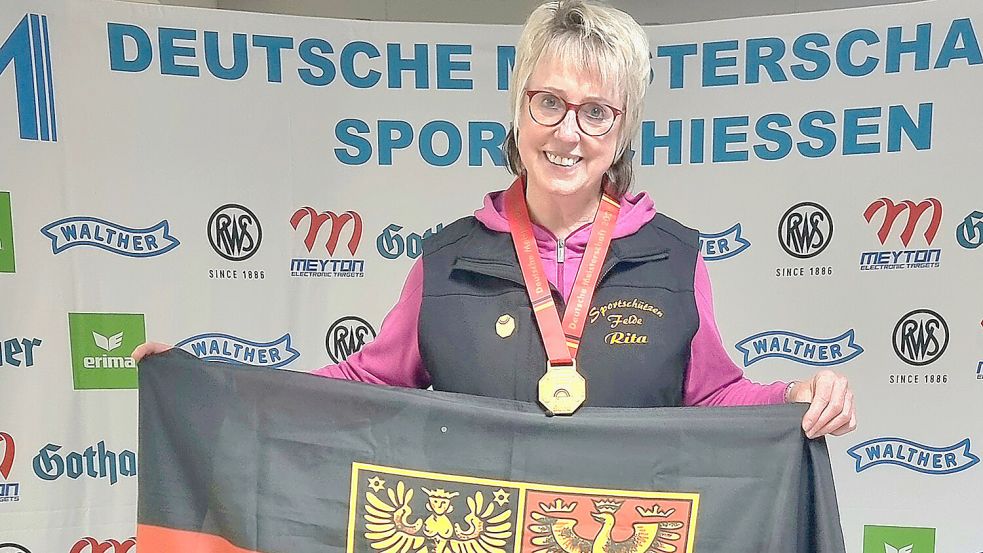 Bei der Deutschen Meisterschaft in Hannover stand die Holtroperin Rita Stein mit ihrer Goldmedaille und der Ostfrieslandfahne auf dem Siegerpodest. Foto: privat