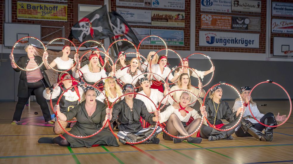 Showeinlagen, wie hier eine der „Wilden Weiber“ im Jahr 2023, haben beim Brookmerland-Handballturnier in Marienhafe Tradition. Foto: Folkert Bents