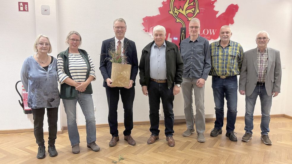 Die Fraktionsvorsitzenden des Gemeinderats überreichten dem verabschiedeten Bürgermeister ein Geschenk. Im Bild von links: Renate Dittrich (FeR), Insa Buß (Grüne), Arno Ulrichs, Hilrich Fleßner (UWG), Hinrich Kleemann (CDU), Onno Köllmann (SPD); Arnold Saathoff (SPD). Foto: Christin Wetzel