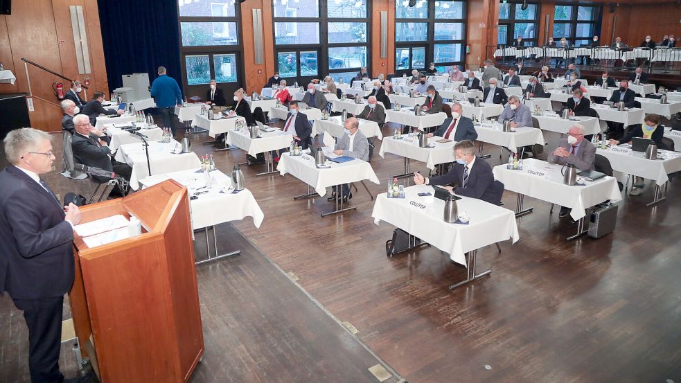 In der konstituierenden Sitzung am 24. November 2021 in der Auricher Stadthalle mussten die frisch gewählten Abgeordneten Corona-Masken tragen. Am Rednerpult steht Landrat Olaf Meinen, der schon seit 2019 im Amt war. Foto: Romuald Banik