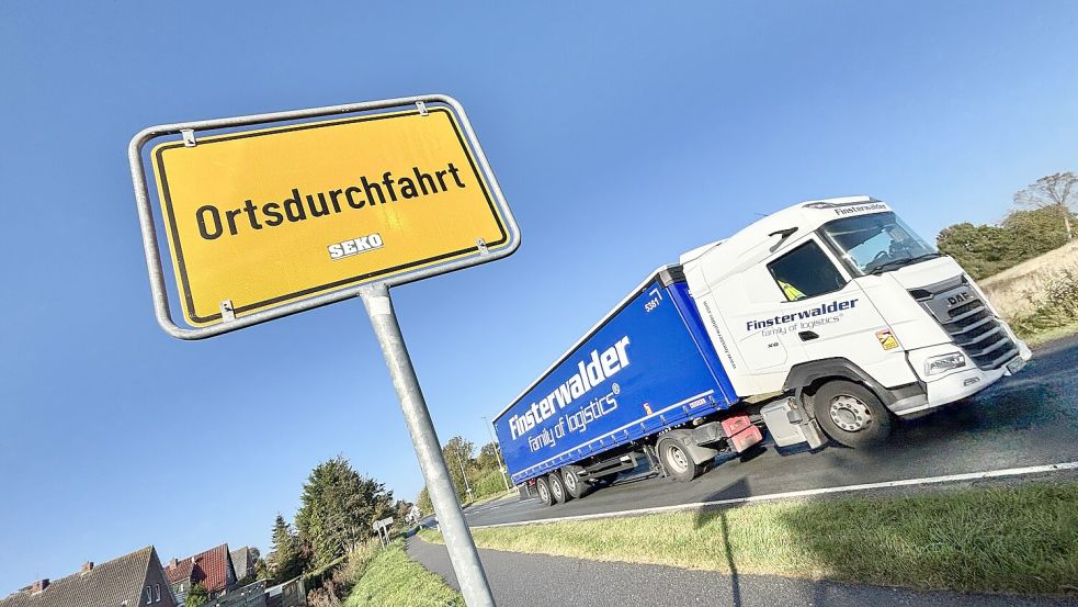 Ein Provisorium mit Standard-Aufschrift ist am Ortseingang von Petkum an die Stelle der normalen Ortstafel getreten. Fotos: Klaus Ortgies