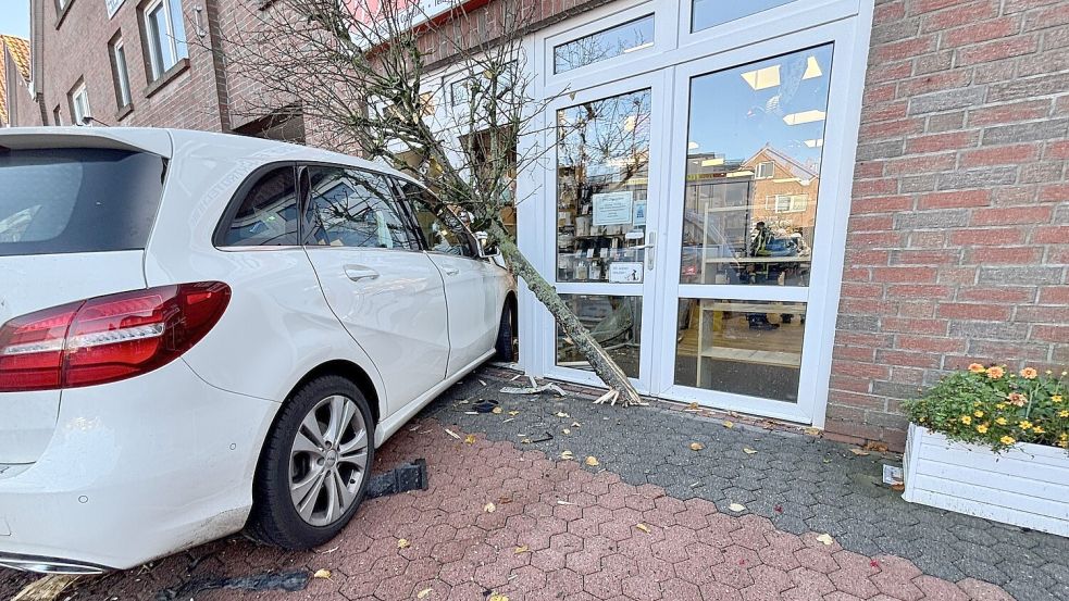 Ein 90-Jähriger verlor in Moordorf die Kontrolle über sein Auto. Foto: Holger Janssen
