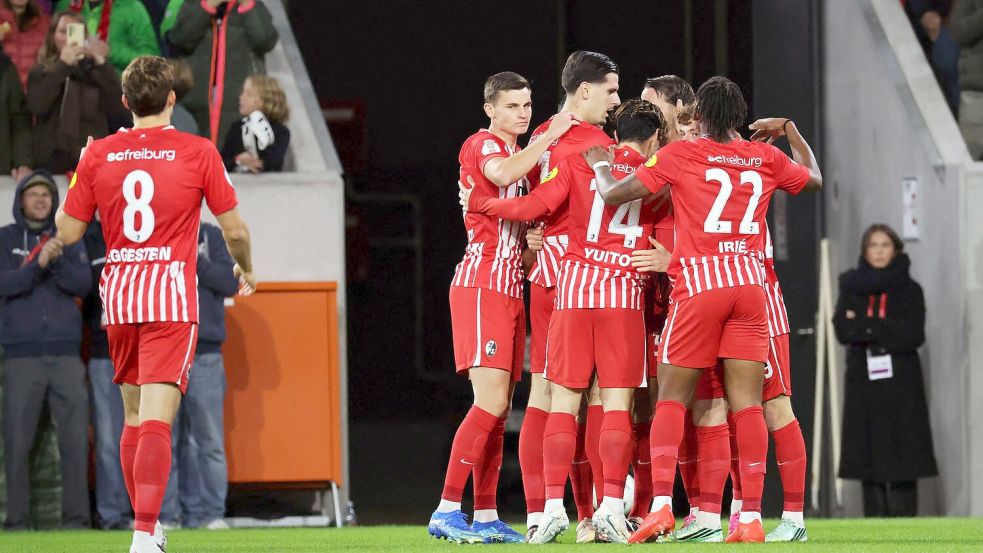 Freiburg bejubelt die 1:0-Führung.  Foto: Philipp von Ditfurth/dpa