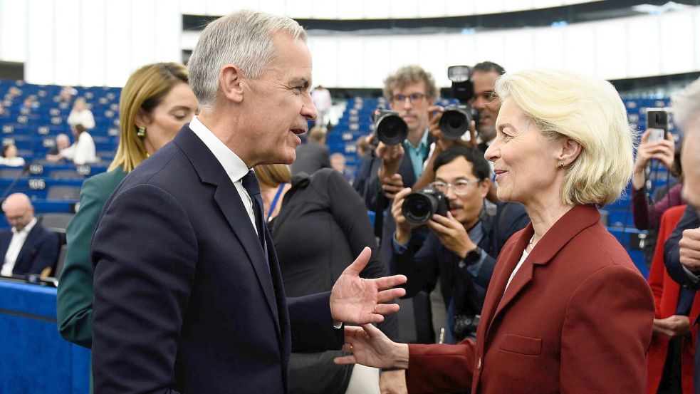 Kanadas Premierminister Mark Carney war im September zu Gast im EU-Parlament und sprach dabei auch mit Kommissionspräsidentin Ursula von der Leyen über die künftige Zusammenarbeit. (Archivbild) Foto: Pascal Bastien/AP/dpa
