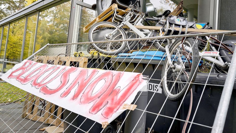Studentinnen und Studenten blockierten am Mittwoch das Otto-Suhr-Institut der Freien Universität Berlin, um sich gegen Aufrüstung und Sozialkürzungen zu stellen. Die Aktion wurde von der Initiative „Gen Z regelt“ organisiert.  Foto: Michael Ukas/dpa