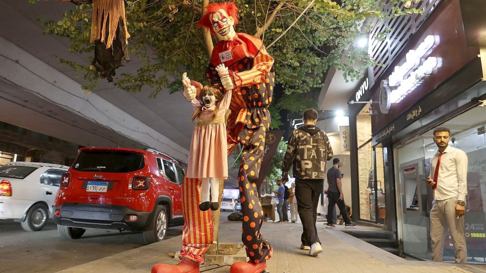 Ein paar Geschäfte in Kairo verkaufen gruselige Kostüme zu Halloween. (Archivbild) Foto: Mohammed Talatene/dpa