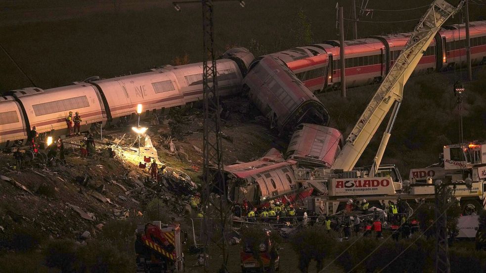Auch in der Nacht gingen die Rettungsarbeiten weiter. Foto: Manu Fernandez/AP/dpa