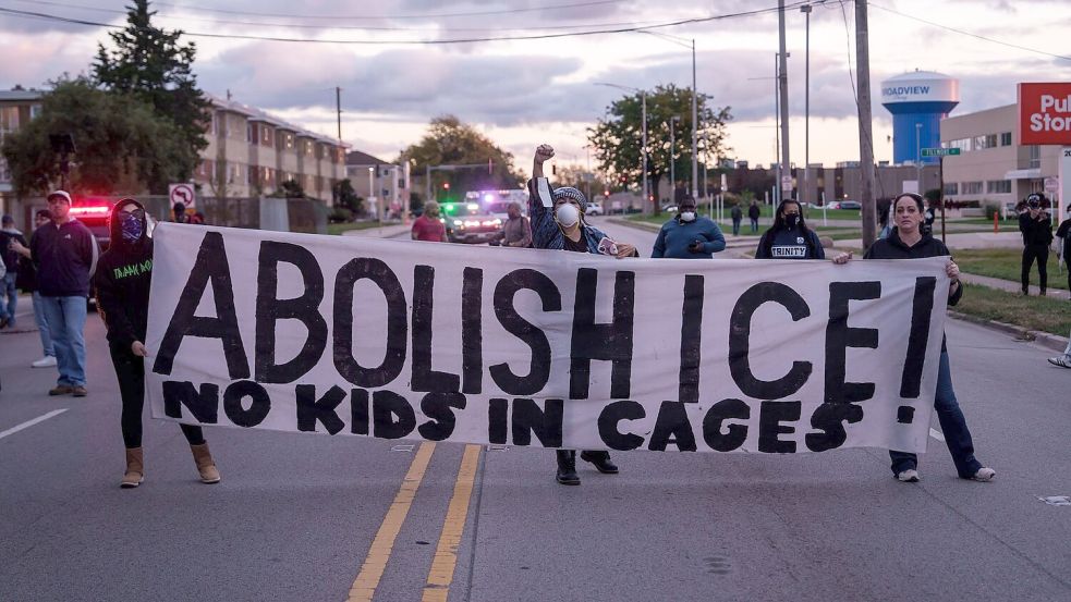 Das teils martialische Vorgehen von Beamten der Migrationsbehörde ICE hat in Trumps zweiter Amtszeit immer wieder zu Protest geführt. (Archivbild) Foto: Adam Gray/AP/dpa