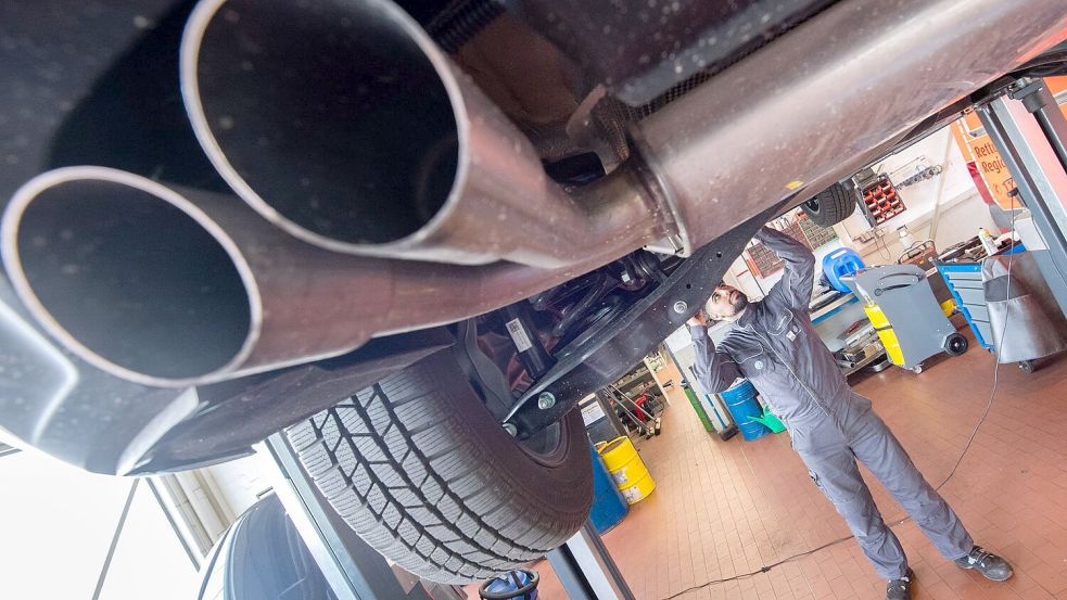 Muss das Auto repariert werden, wird es in der Regel teuer. (Symbolbild)  Foto: Julian Stratenschulte/dpa