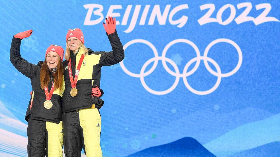 Victoria Carls größter Moment: Olympia-Gold 2022 im Teamsprint mit Katharina Hennig (l). (Archivbild) Foto: Angelika Warmuth/dpa