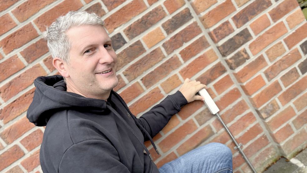 Volker Schoon vor seinem Glasfaser-Hausanschluss: Seit Jahren ist er installiert, doch nutzen kann der Spetzerfehntjer ihn noch immer nicht. Er hat viele Fragen. Foto: Nicole Böning