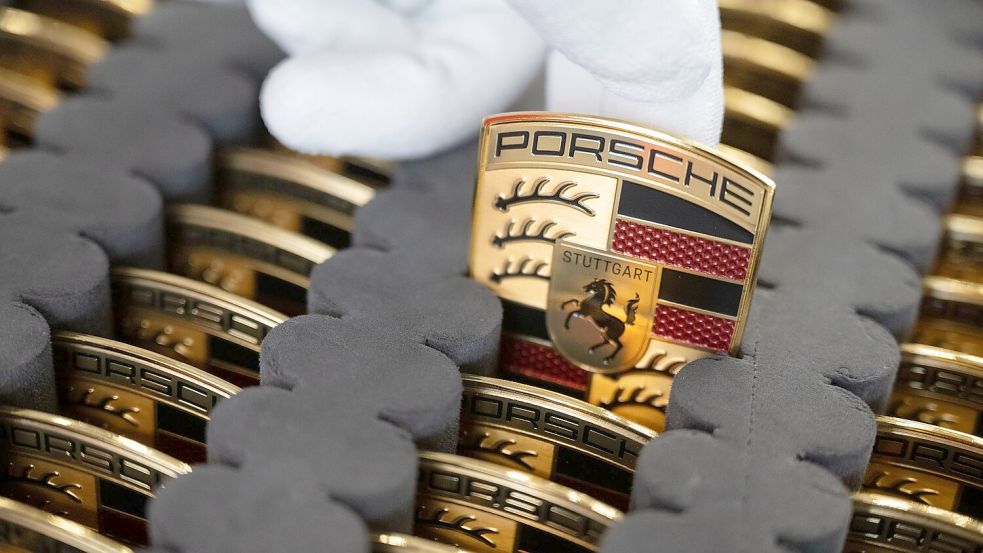 Eine Abschreibung auf den Porsche-Firmenwert hat den VW-Gewinn maßgeblich gedrückt. (Archivbild) Foto: Marijan Murat/dpa