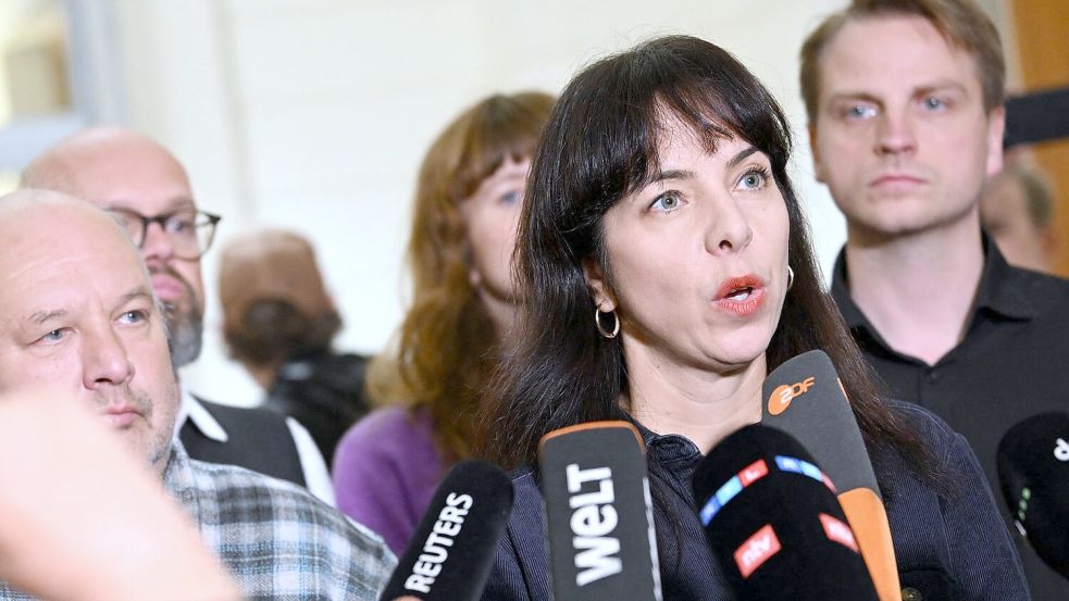 Linke-Fraktionsvorsitzende Elif Eralp hat betont, konsequent gegen Gewalt und Kriminalität vorgehen zu wollen.  Foto: Britta Pedersen/dpa