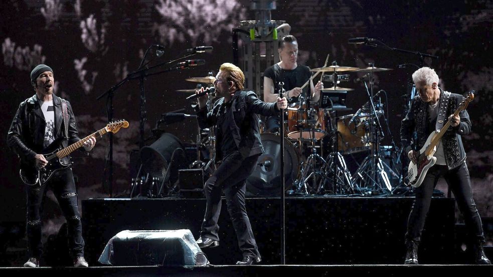 U2 begeisterten ihre Fans auch 2017 bei ihrer „The Joshua Tree“-Tour im Olympiastadion. (Archivbild) Foto: picture alliance / Britta Pedersen/dpa-Zentralbild/ZB