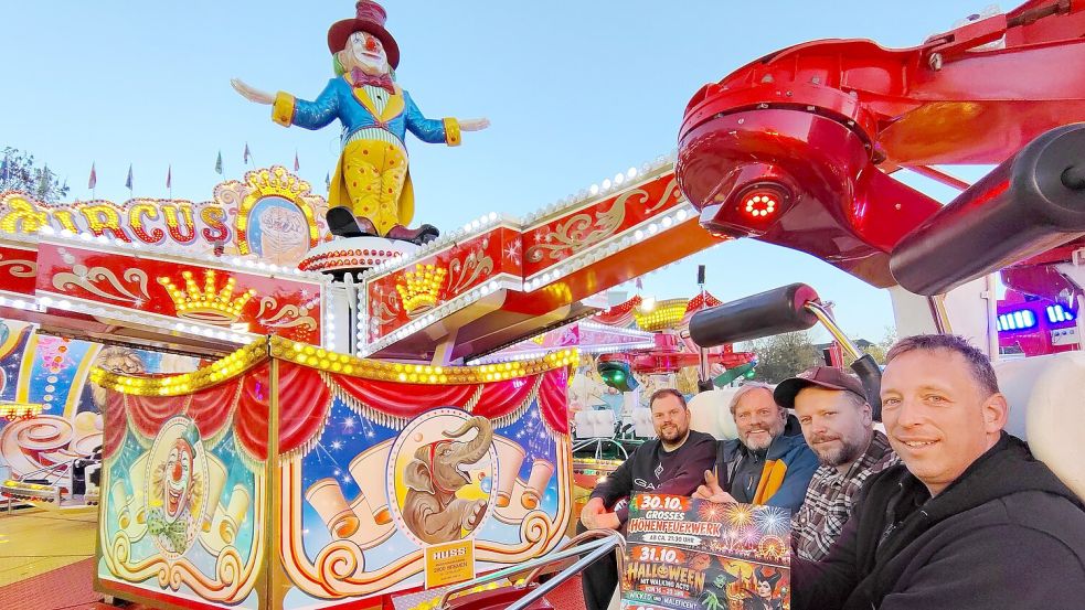 Dennis Eden (von links), Udo Hippen, Timo von Halle und Christian Ewald freuen sich beim Auricher Herbstmarkt besonders auf große Aurich-Premieren bei den Fahrgeschäften, den verkaufsoffenen Sonntag und auf Halloween. Foto: Karin Böhmer