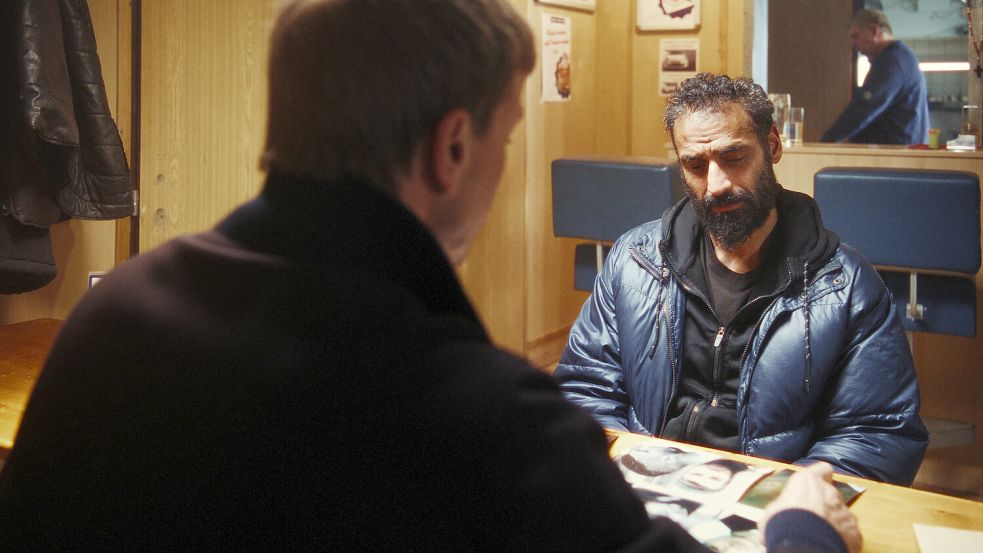 Szene aus „Breitscheidplatz 19/12“: Frank Laudin (Albrecht Schuch, l.) trifft sich mit seinem Informanten Murat Cem (Tamer Trasoglu). Foto: ARD Degeto Film/rbb/NDR/HR/NEUESUPER GmbH/Hubert Mican