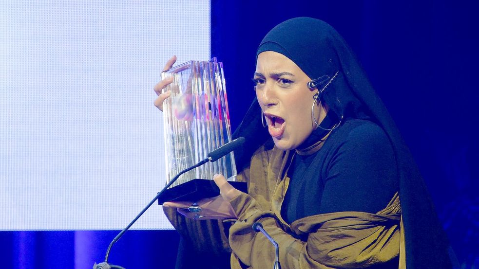 Creatorin Maraam freut sich über den Comedy-Award. Foto: Henning Kaiser/dpa