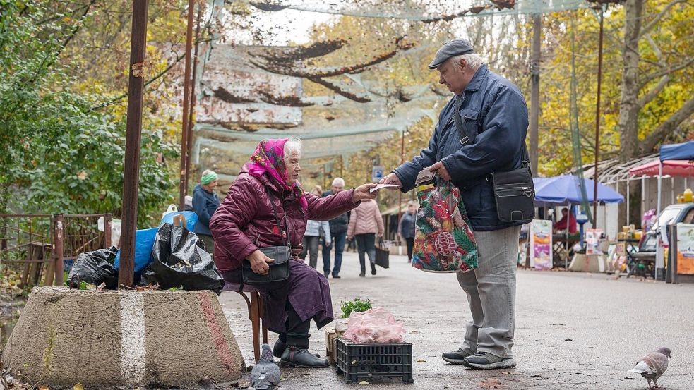 Die Waffenruhe brachte etwas normales Straßenleben ohne Angst vor Angriffen zurück. Foto: Evgeniy Maloletka/AP/dpa