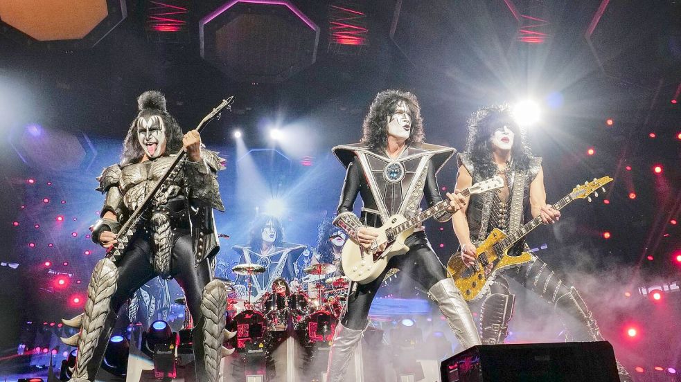 Gene Simmons, Tommy Thayer und Paul Stanley (von links nach rechts) von Kiss beim finalen Konzert der „End of the Road“-Tournee im Madison Square Garden 2023. Aufgelöst hat sich die Band laut Thayer nie. (Archivbild) Foto: Evan Agostini/Invision/AP/dpa
