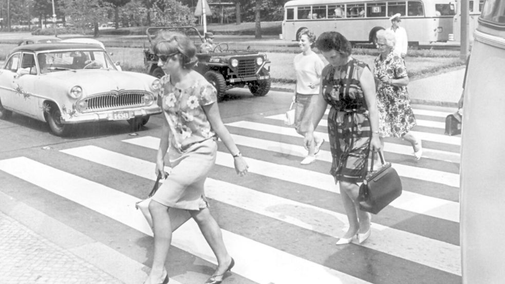 Fußgänger überqueren in der Berliner Innenstadt im Juni 1964 einen Zebrastreifen. (Archivfoto) Foto: Konrad Giehr/dpa
