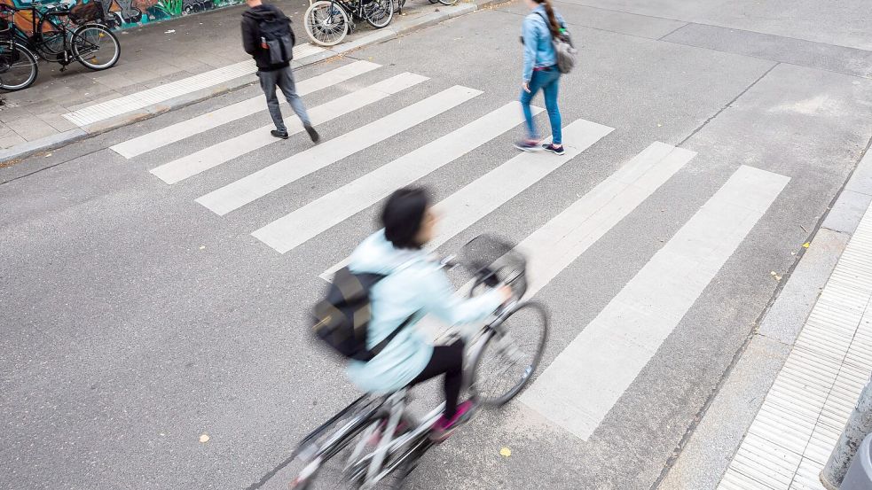 Fußgänger haben auf dem Zebrastreifen zwar in der Regel Vorrang, Blickkontakt mit Rad- oder Autofahrern schadet aber nicht. (Archivfoto) Foto: Christoph Soeder/dpa