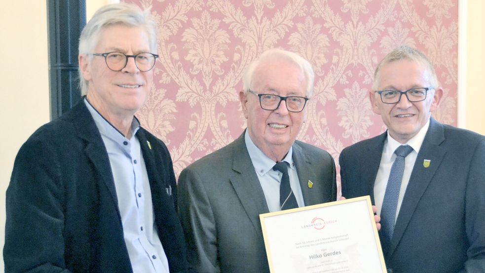 Landrat Olaf Meinen (von rechts) verabschiedete Hilko Gerdes zusammen mit dem Kreistagsvorsitzenden Kuno Behrends. Foto: Aiko Recke