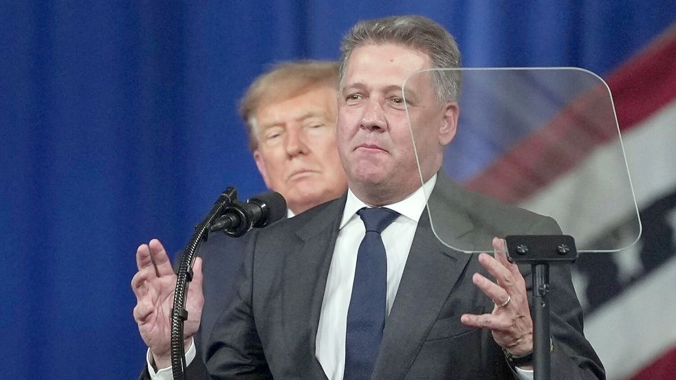 Audi kämpft mit den Folgen einbrechender Absätze in China und den USA - Unternehmenschef Gernot Döllner mit den Folgen eines gemeinsamen Auftritts mit Donald Trump. (Archivbild) Foto: Mark Schiefelbein/AP/dpa