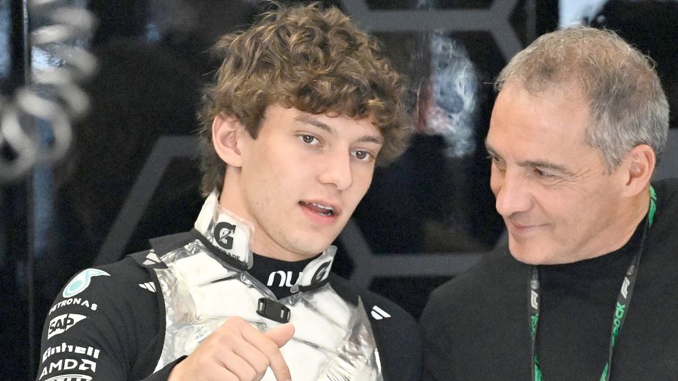 Kimi Antonelli (l) musste unter seinem Vater auch ordentlich was einstecken. (Archivbild) Foto: Denes Erdos/AP/dpa