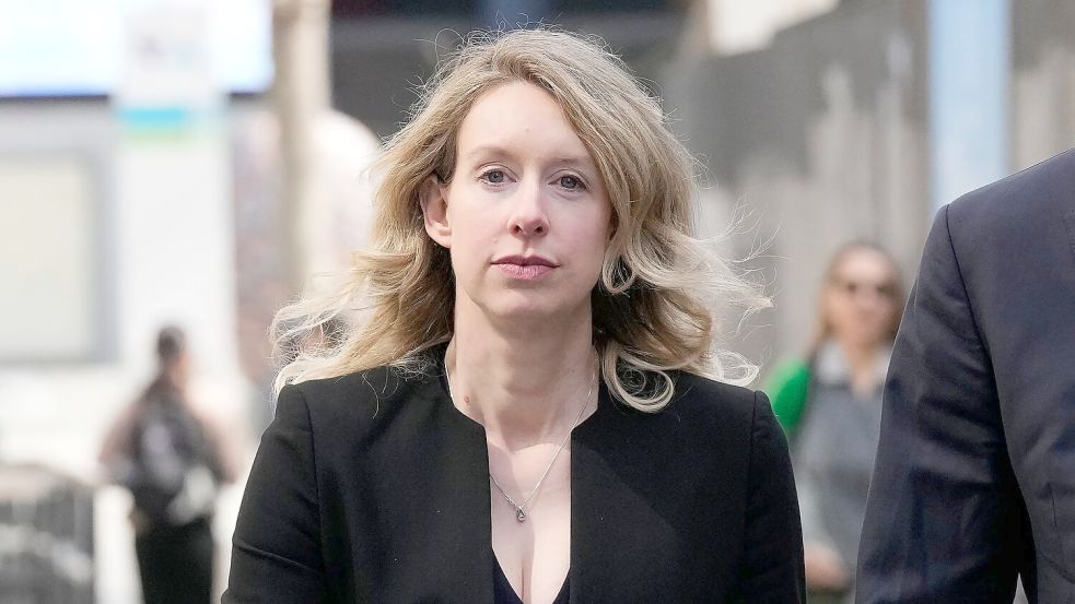 Während des Betrugsverfahrens waren stets Kameras auf Holmes gerichtet. (Archivbild von 2023) Foto: Jeff Chiu/AP/dpa