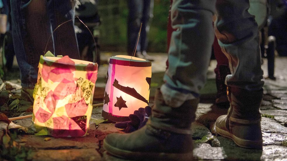 Laternen stehen bei einem Umzug auf dem Boden (Symbolbild). In Ihlow soll das Leuchten die beiden Dörfer Riepe und Ochtelbur miteinander verbinden. Foto: DPA/Sebastian Gollnow