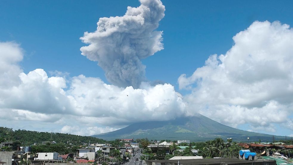 Die Aschewolke war drei Kilometer hoch. Foto: Zalrian Sayat/AP/dpa