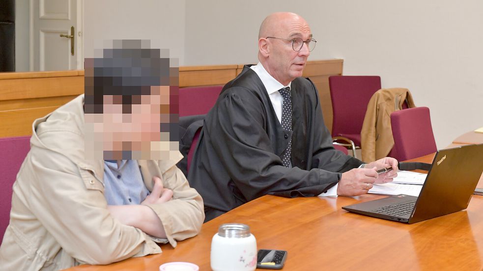 Das Bild zeigt die Angeklagte mit ihrem Verteidiger Christian Schumacher im Juni 2025. Foto: Klaus Ortgies