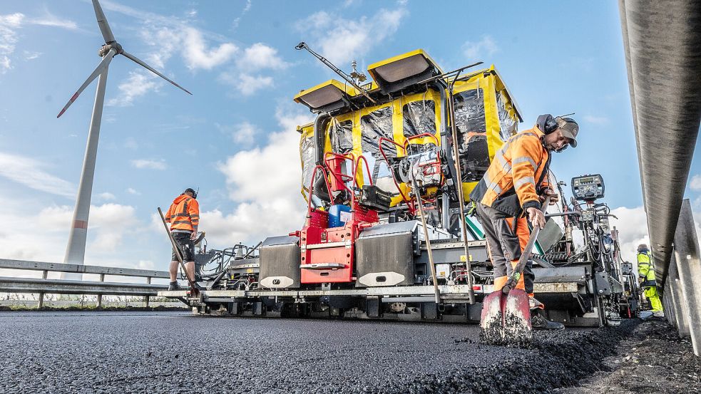 Hier wird mit schwerem Gerät gearbeitet. Die A31 erhält eine neue Fahrbahndecke. Foto: Klaus Ortgies/Archiv
