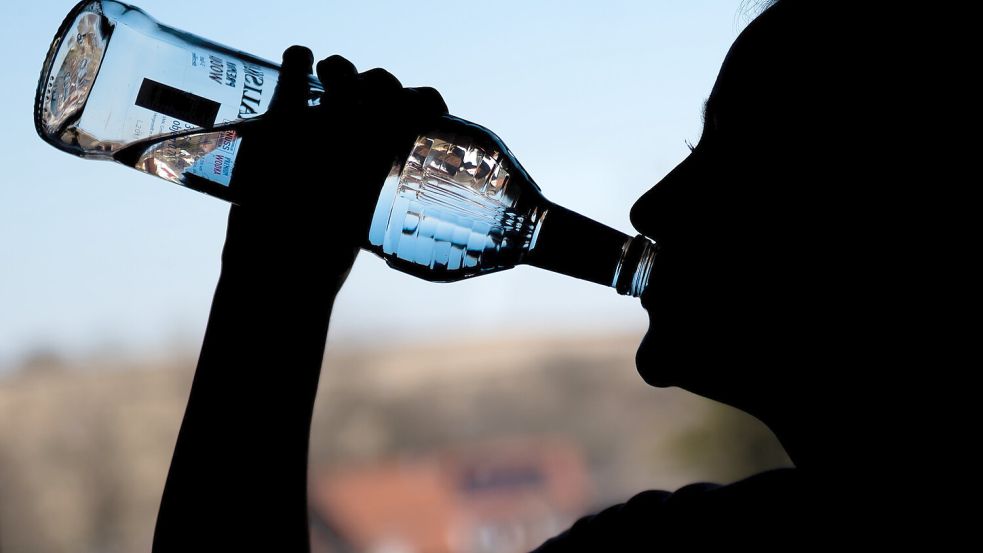 Der Landkreis Aurich will mit seinen Kontrollen dem Missbrauch von hartem Alkohol vorbeugen. Foto: DPA