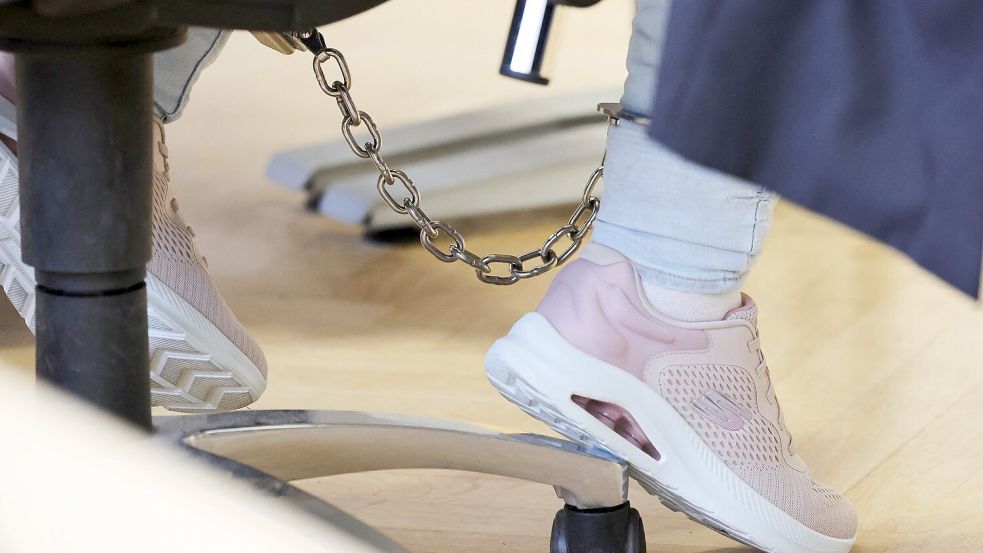 Die Angeklagte hat die Gelegenheit für ein letztes Wort nach den Plädoyers. Foto: Bernd Wüstneck/dpa