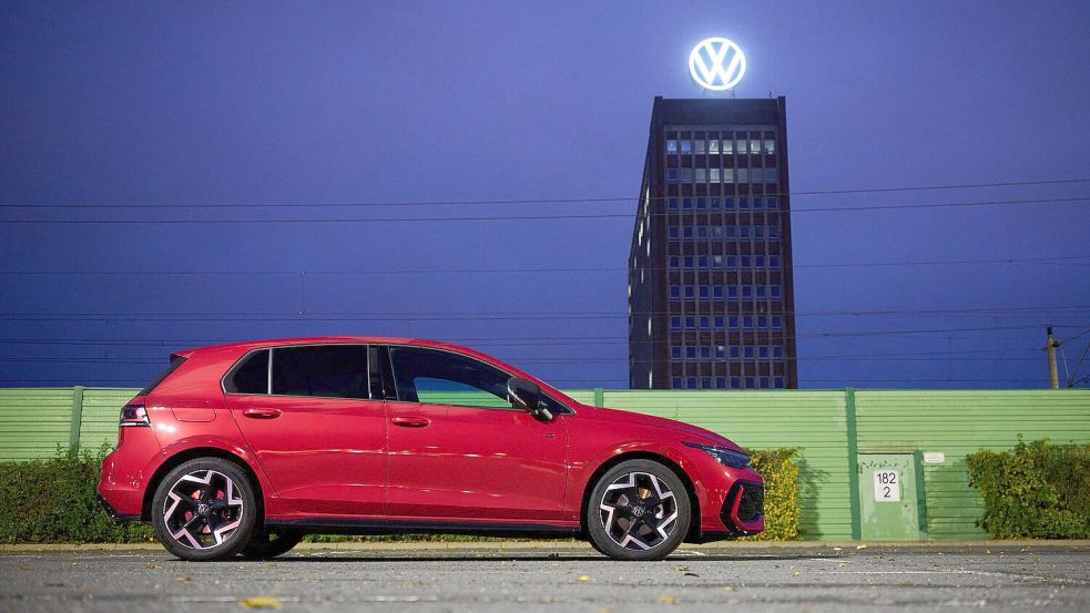 Der Spardruck bei VW wirkt sich auf die Entwicklung des Golfs aus. (Archivbild) Foto: Julian Stratenschulte/dpa