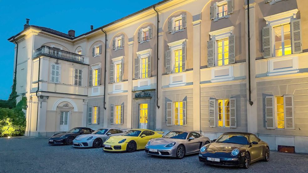 Wer etwas auf sich hält, fährt natürlich einen Porsche. Und hat eine Villa. Foto: IMAGO/imagebroker
