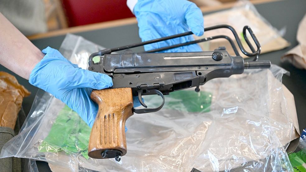 Sichergestellte Waffen wurden bei einer Pressekonferenz im Polizeipräsidium gezeigt. (Archivbild) Foto: Federico Gambarini/dpa