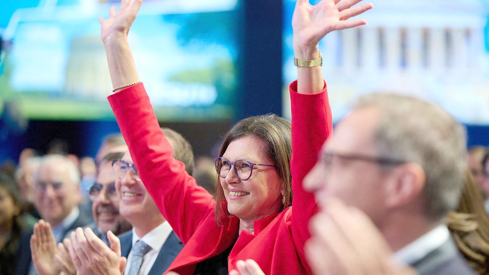 Präsidiabel? Ilse Aigner freut sich beim CSU-Partei in München über die Begrüßung. Foto: Sven Hoppe/dpa