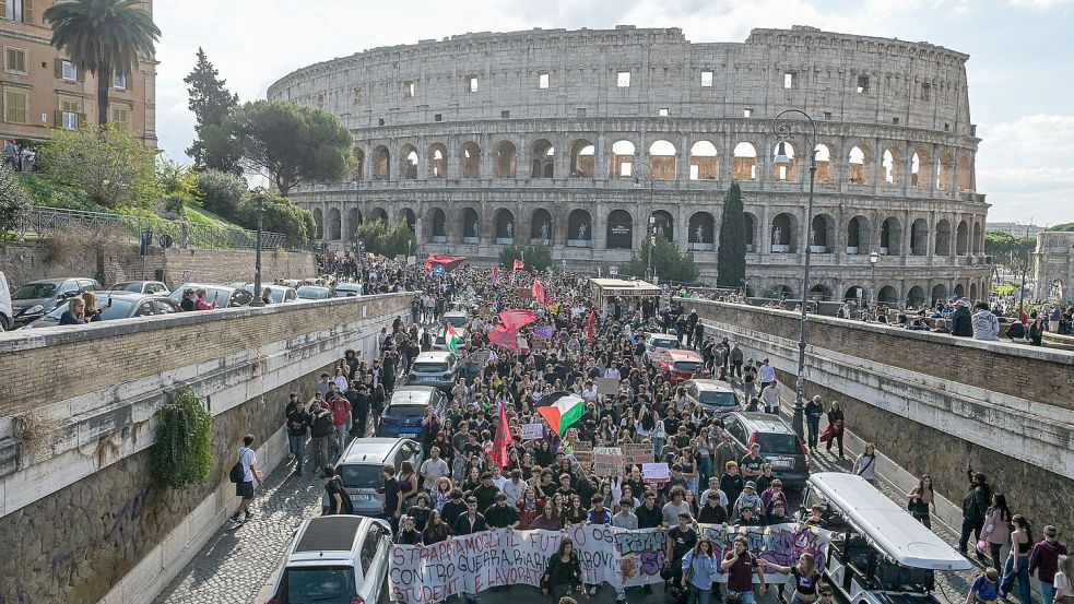 In Rom zog der Protestzug vors Kolosseum. Foto: Valentina Stefanelli/LaPresse via AP/dpa