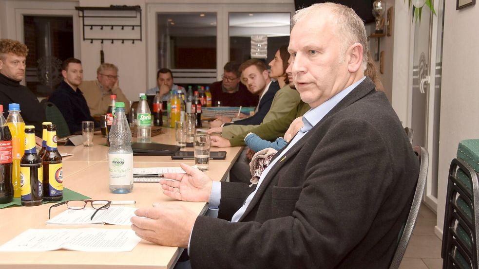 Auch in seiner letzten Sitzung als Ratsherr in Leezdorf fiel Heinrich Ubben wie gewohnt aus der Rolle. Foto: Thomas Dirks