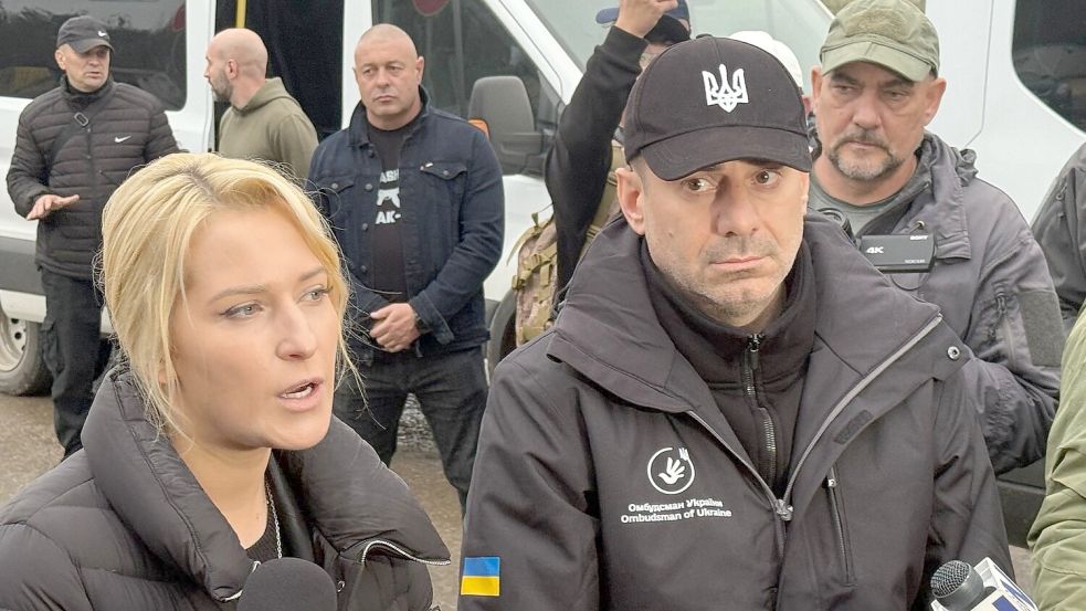Die Menschenrechtsbeauftragten von Russland, Jana Lantratowa (l), und der Ukraine, Dmytro Lubinez (M, schwarze Kappe), können sich auch künftig weitere gemeinsame Hilfsaktionen vorstellen. Foto: Ulf Mauder/dpa