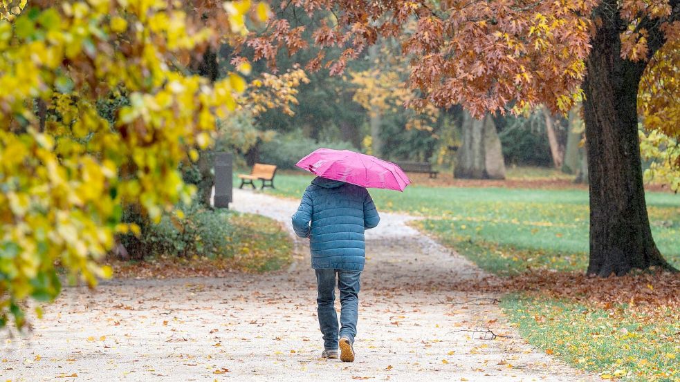 Warme Kleidung und vielerorts auch ein Regenschirm sind in den nächsten Tagen in Deutschland angesagt. (Archivbild) Foto: Daniel Vogl/dpa